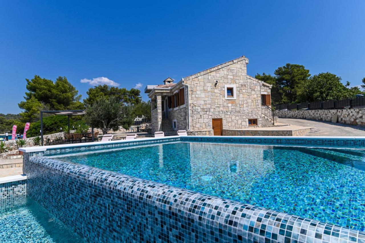 Villa Rudini With Heated Pool 奥库格哥恩基 外观 照片